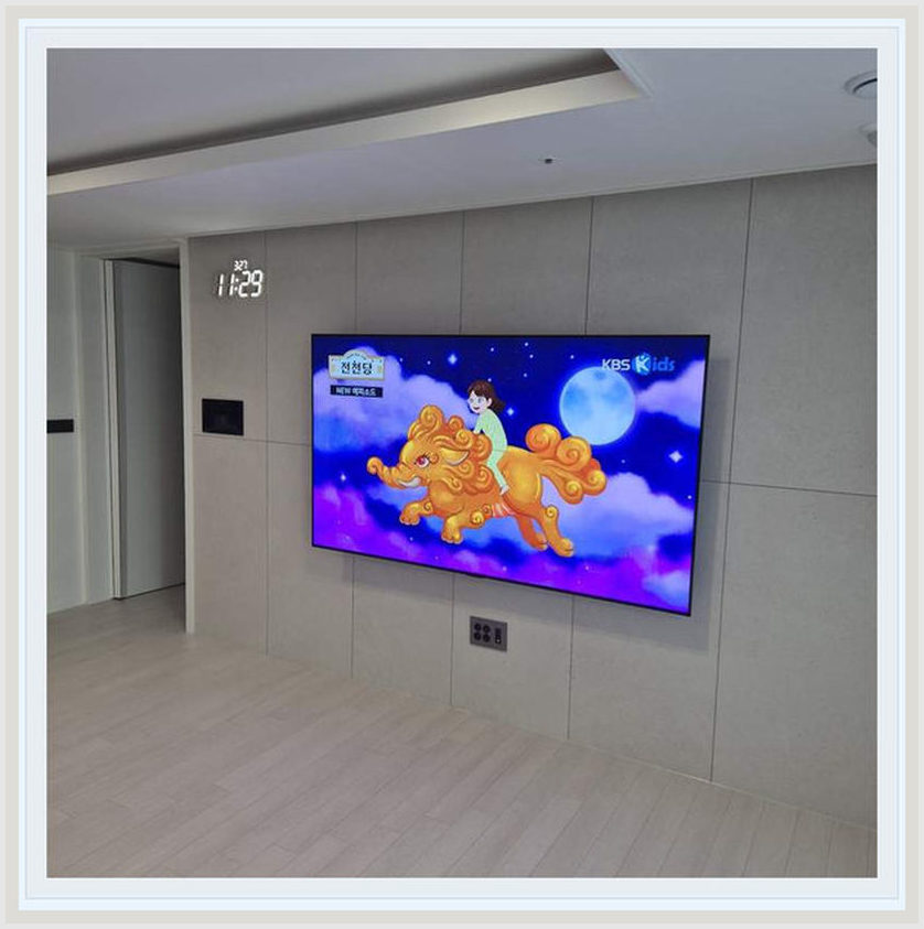 벽걸이TV 설치 참고 사진: 사용 중 접근성과 마무리 선정리를 함께 고려할 부분에 대해 점검할 시공 장면 (실제 해당 지역 후기 아님)