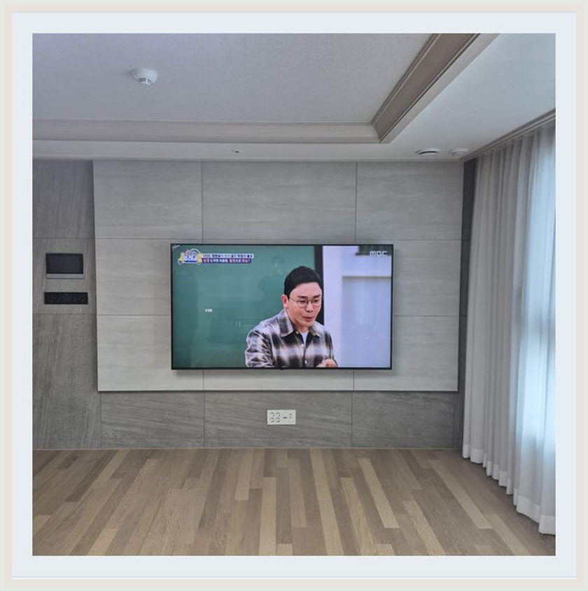 벽걸이TV 설치 참고 사진: 사용 중 접근성과 마무리 선정리를 함께 고려할 부분에 대해 점검할 시공 장면 (실제 해당 지역 후기 아님)