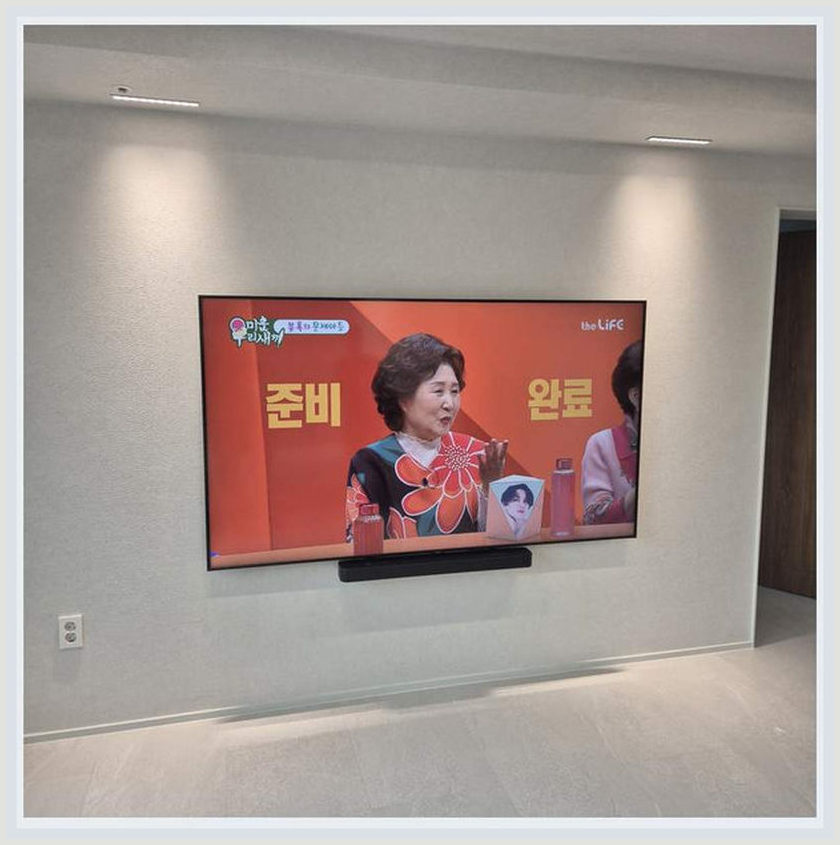 벽걸이TV 설치 참고 사진: 몇 달 뒤 사용하기 편한 설치란에 대해 점검할 시공 장면 (실제 해당 지역 후기 아님)