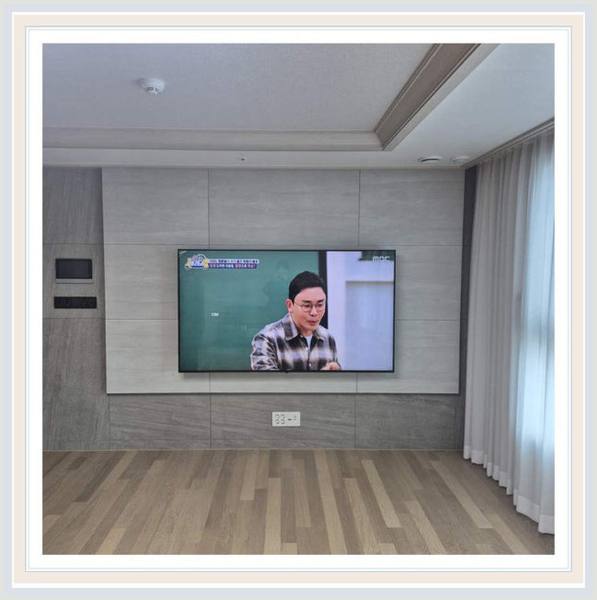 벽걸이TV 설치 참고 사진: 당일 시공을 문의하기 전에 준비할 것에 대해 점검할 시공 장면 (실제 해당 지역 후기 아님)